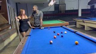 BILLIARD-ANSAT BLIR FORFØRT AF UTRO ASS